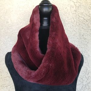 NWOT- Burgundy Faux Fur cowl Infinity scarf. ❤️